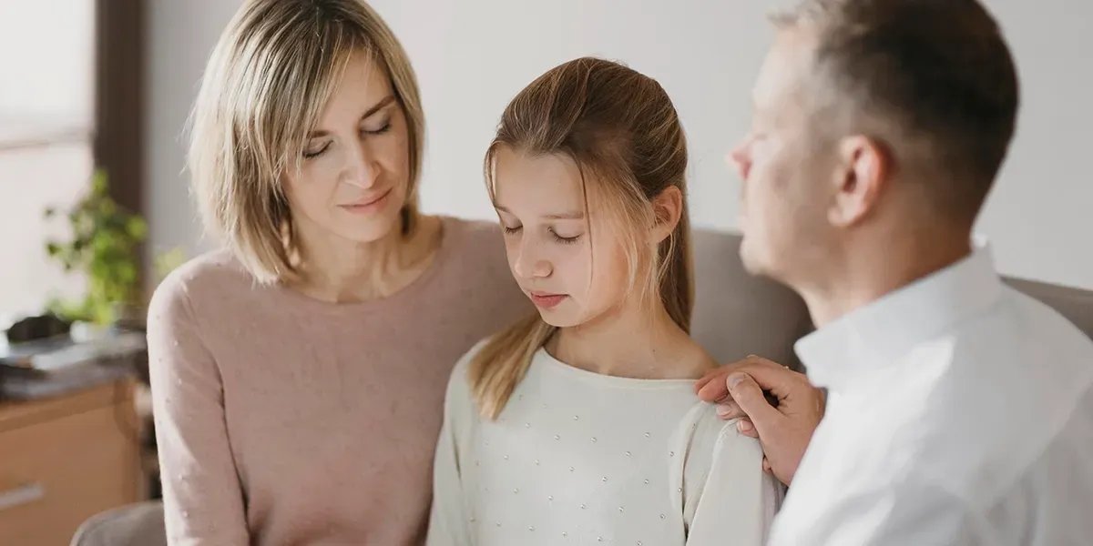 Child sitting between parents