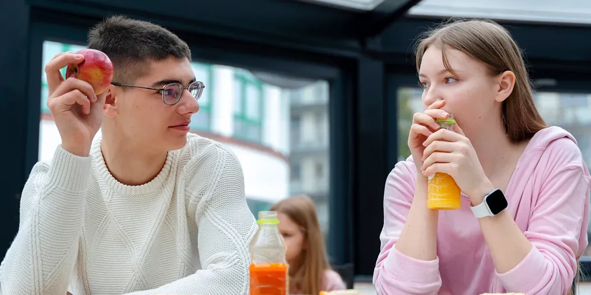 high school students having lunch together